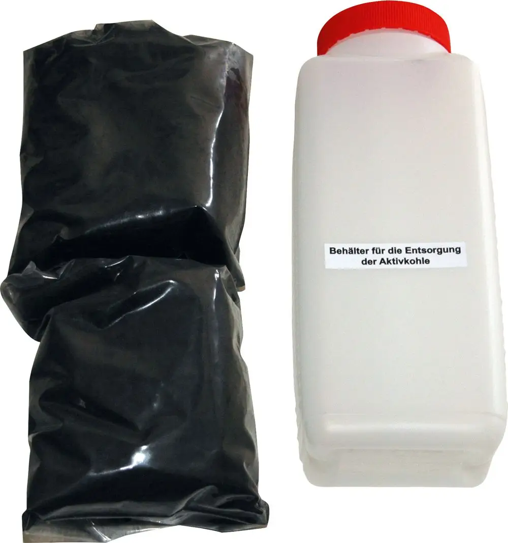 Schwarze Packung mit Aktivkohle und ein weißer Behälter mit rotem Deckel zur Entsorgung, gekennzeichnet mit "Behälter für die Entsorgung der Aktivkohle", von der Marke Bosch.